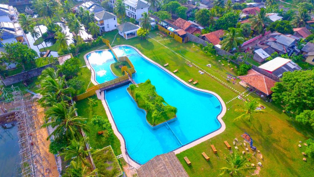 尼甘布Amaluna Resorts的享有度假村游泳池的顶部景致