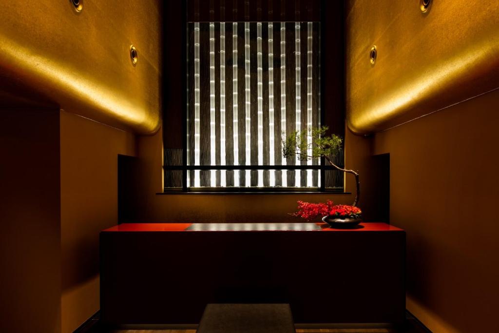 京都eph KYOTO的一间设有红色长凳和窗户的房间