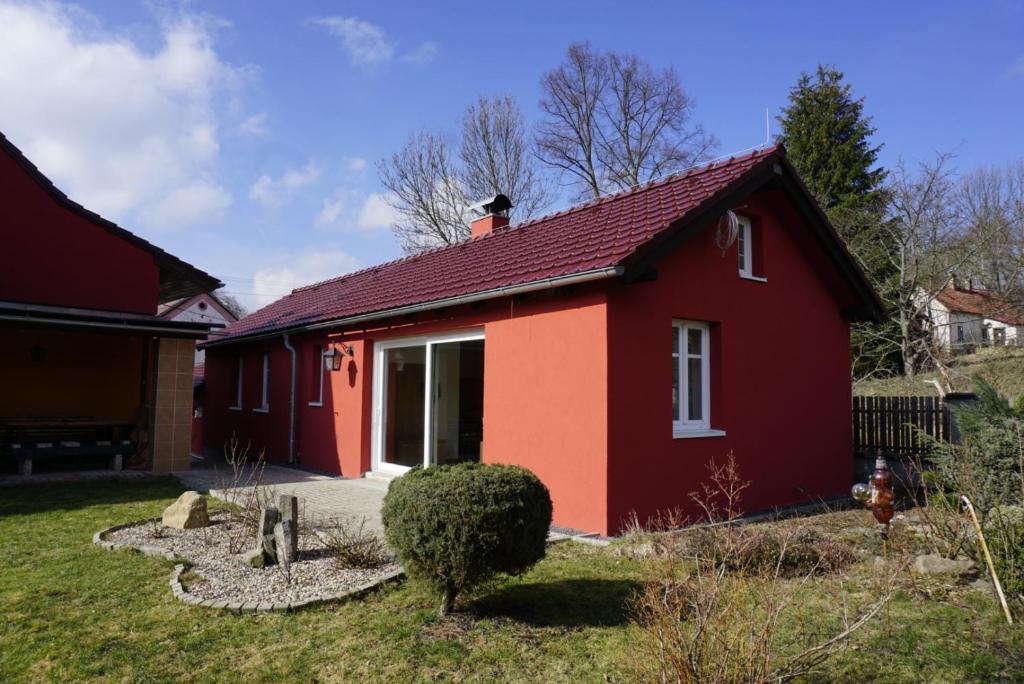 捷克卡梅尼采Summer House的红色房子,有红色屋顶