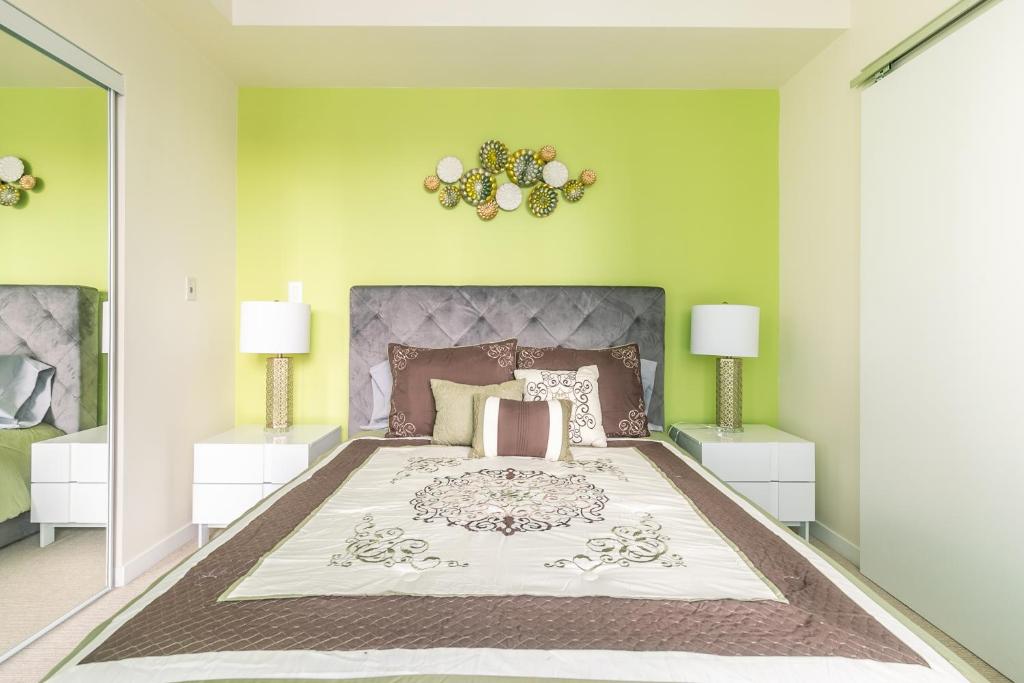 多伦多GLOBALSTAY Maple Leaf Square的一间卧室配有一张大床和两盏灯