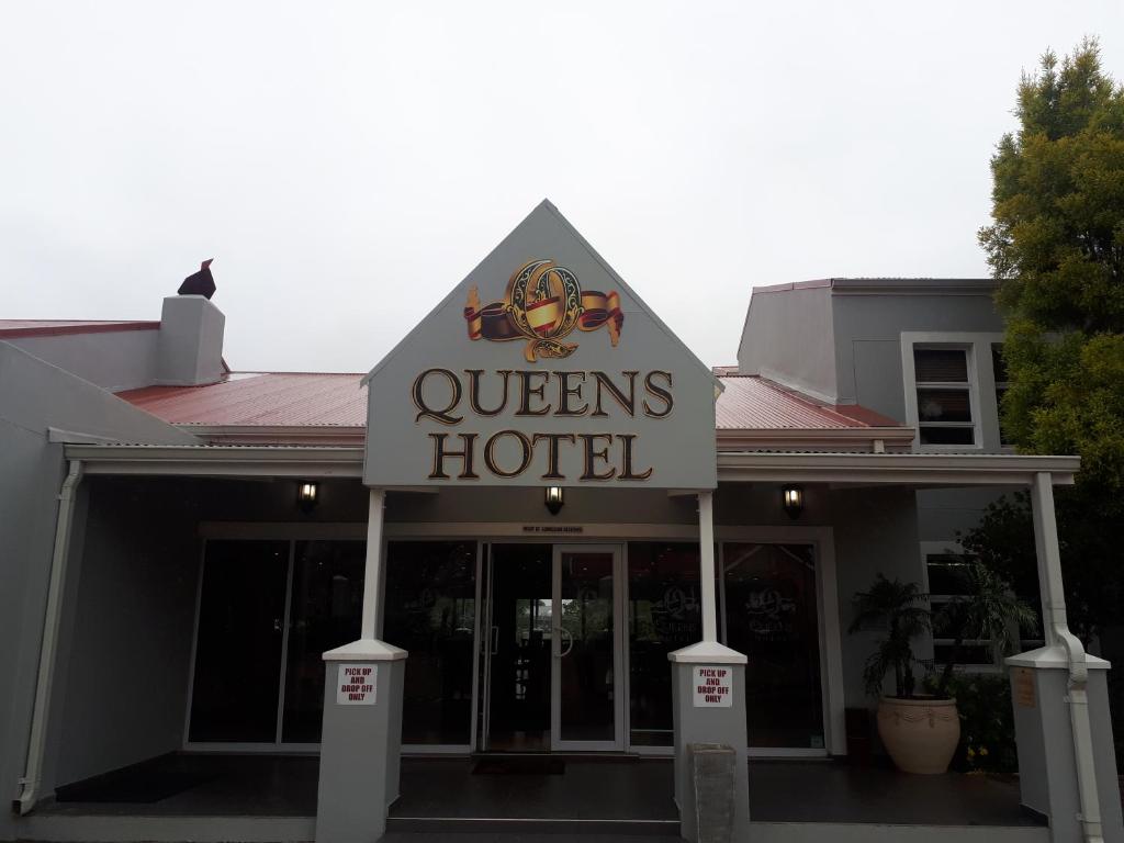 昆斯敦Queens Casino and Hotel的一家有皇后酒店标志的酒店