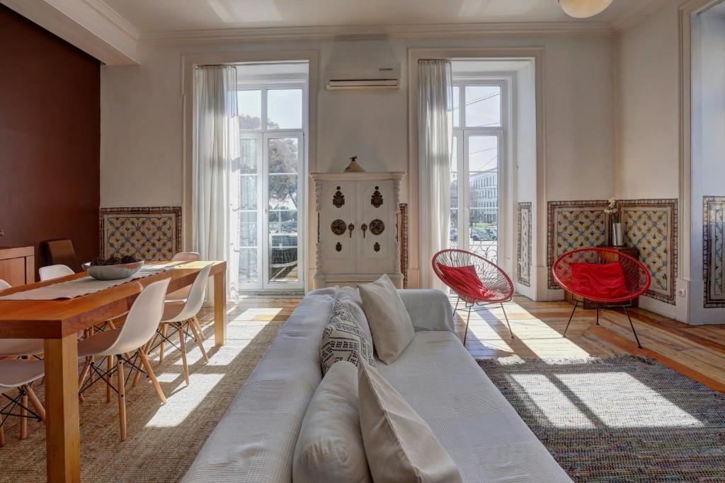 里斯本Lisbon Tejo Apartment Best Location with River View的客厅配有沙发和桌子