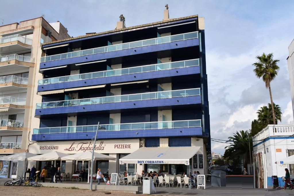 卡拉费尔Villa Service-Rodes的蓝色的建筑,前面有餐厅