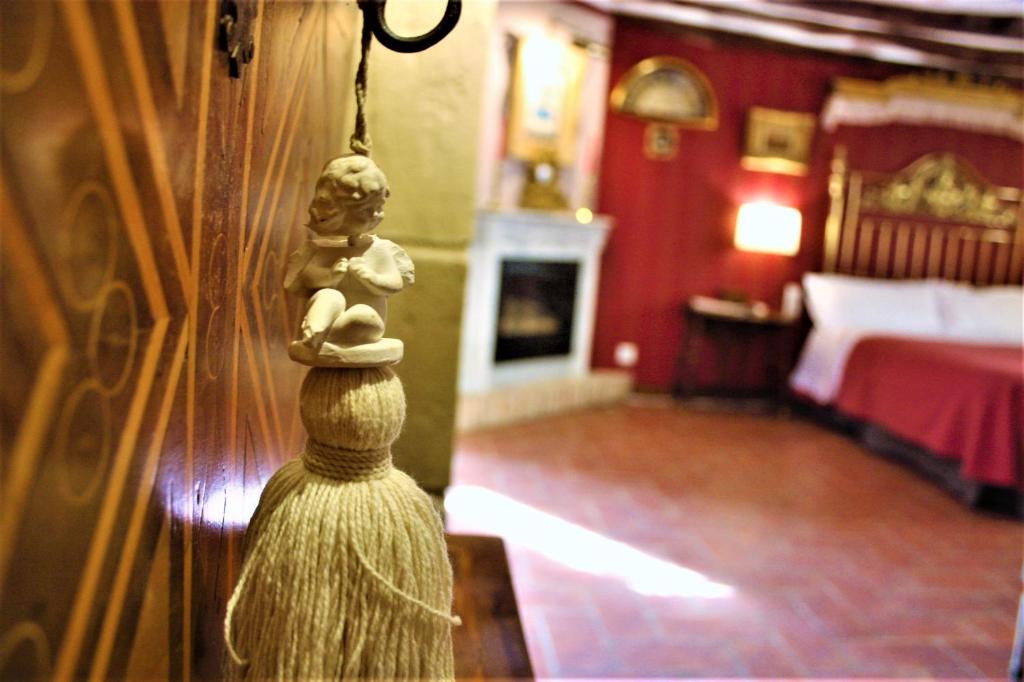 瓦德诺比斯拉卡萨德斯巴斯特昂酒店的一间房间,带一扇门,有一堆毛巾