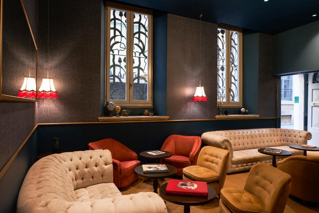 米兰克莱里奇精品酒店的带沙发、椅子和窗户的等候室
