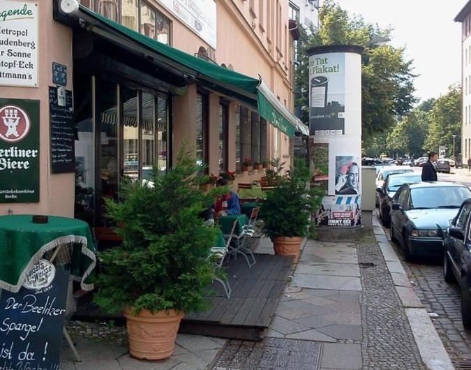 柏林约诺维茨桥公寓的商店前有车辆的街道