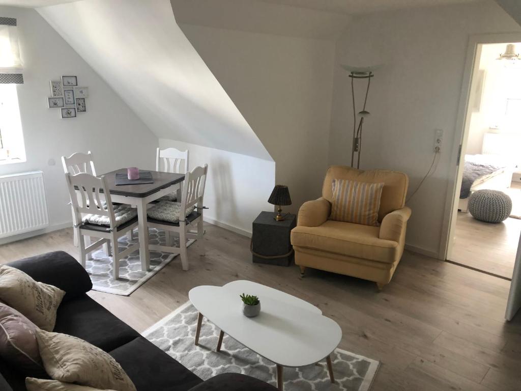 索尔陶Lüneburger Heide的客厅配有沙发和桌子
