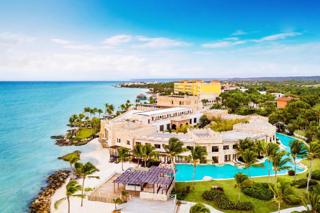 蓬塔卡纳Sanctuary Cap Cana, a Luxury Collection All-Inclusive Resort, Dominican Republic的海洋旁度假胜地的空中景致