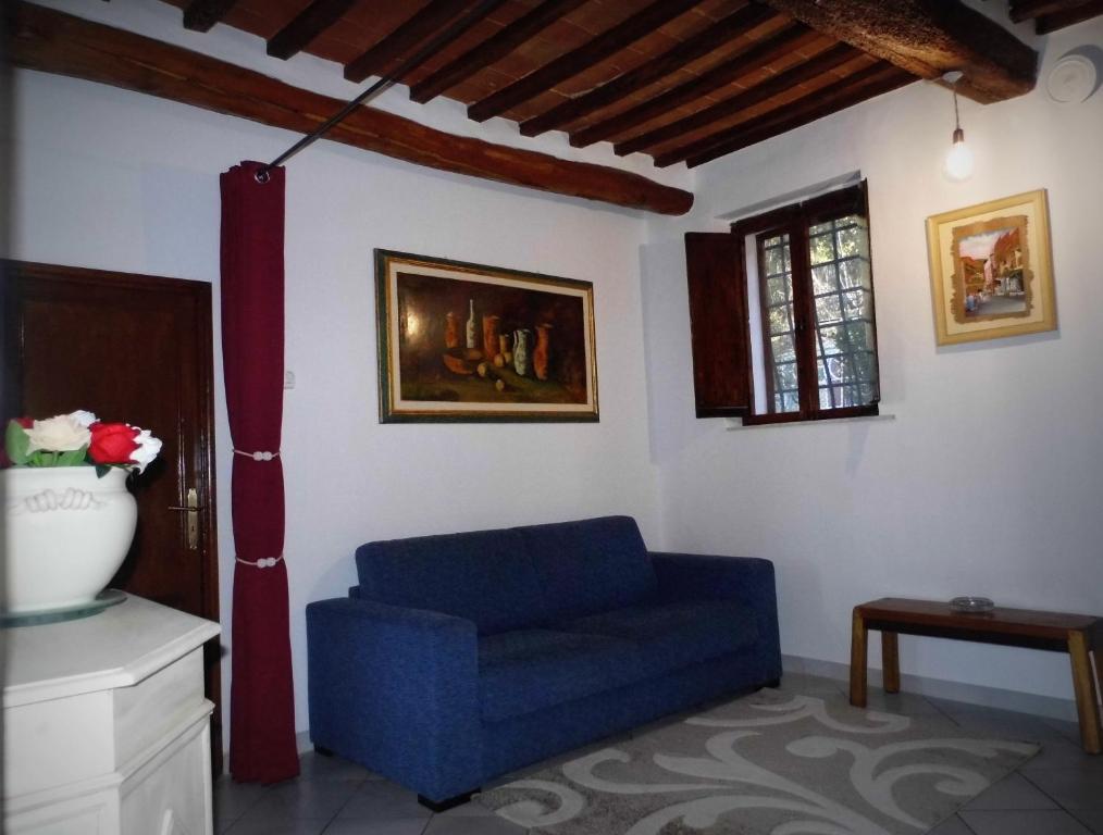 蒙特普齐亚诺CASA SERENA的客厅设有蓝色的沙发和窗户。
