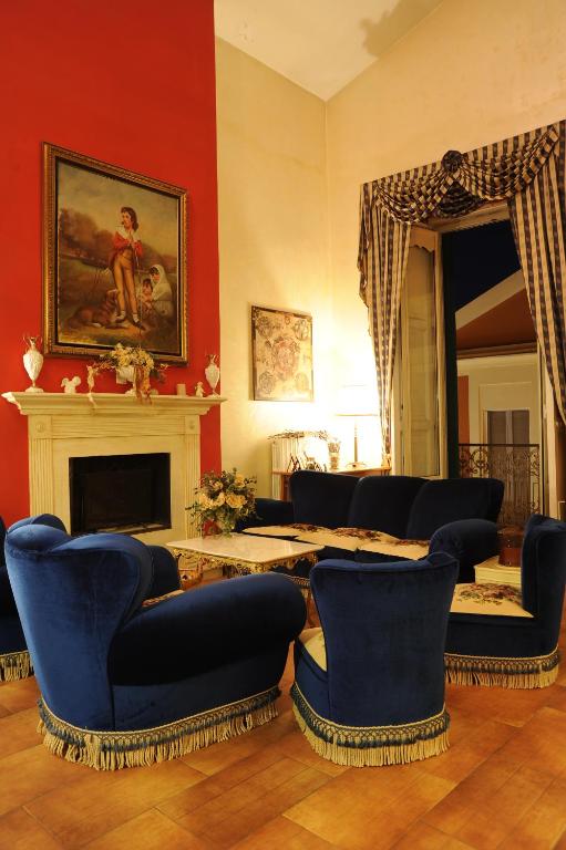 福贾RESIDENZA D'ORIA B&B的客厅配有蓝色椅子和壁炉