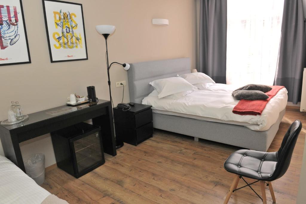 波佩林赫宫殿酒店的一间卧室配有一张床、一张桌子和一把椅子