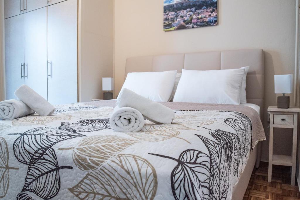 雅典Fix Divine Apartment的一间卧室配有两张带白色枕头的床