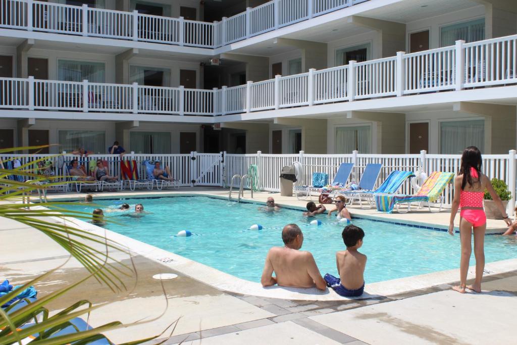 柏斯海滩海立方汽车旅馆 - 里霍博斯海滩的一群人在酒店的游泳池里