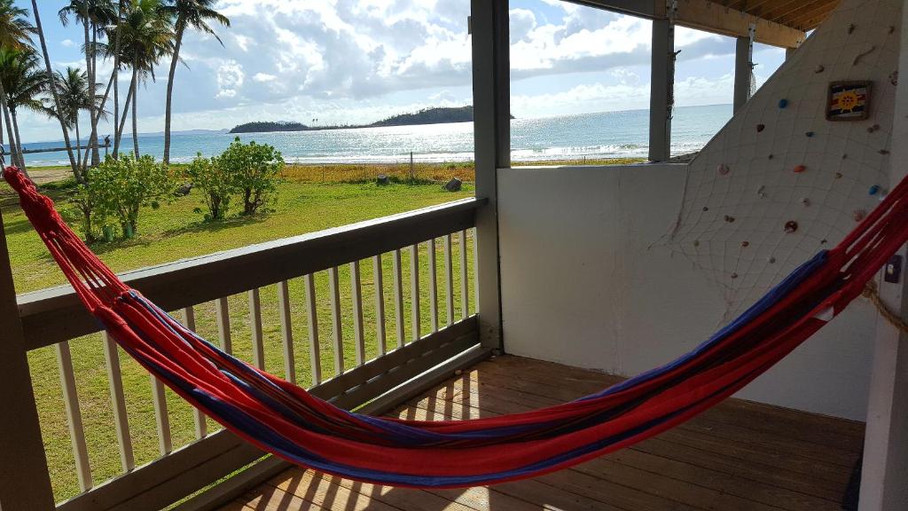 Punta SantiagoChalet Olas del Sol的海滩景阳台的吊床