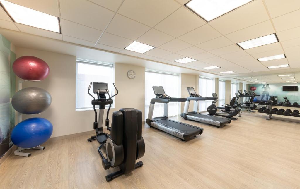 Hyatt Place Sandestin at Grand Blvd的健身中心和&#47;或健身设施