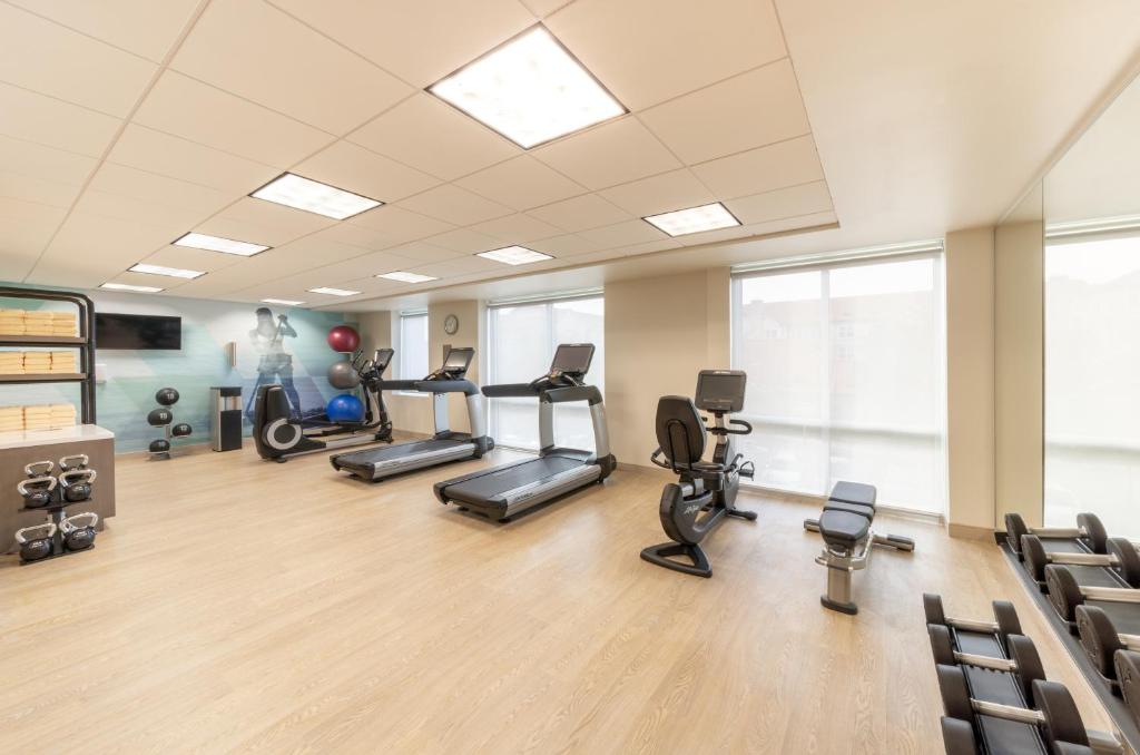 德斯坦Hyatt Place Sandestin at Grand Blvd的一间健身房,里面设有跑步机和椭圆机