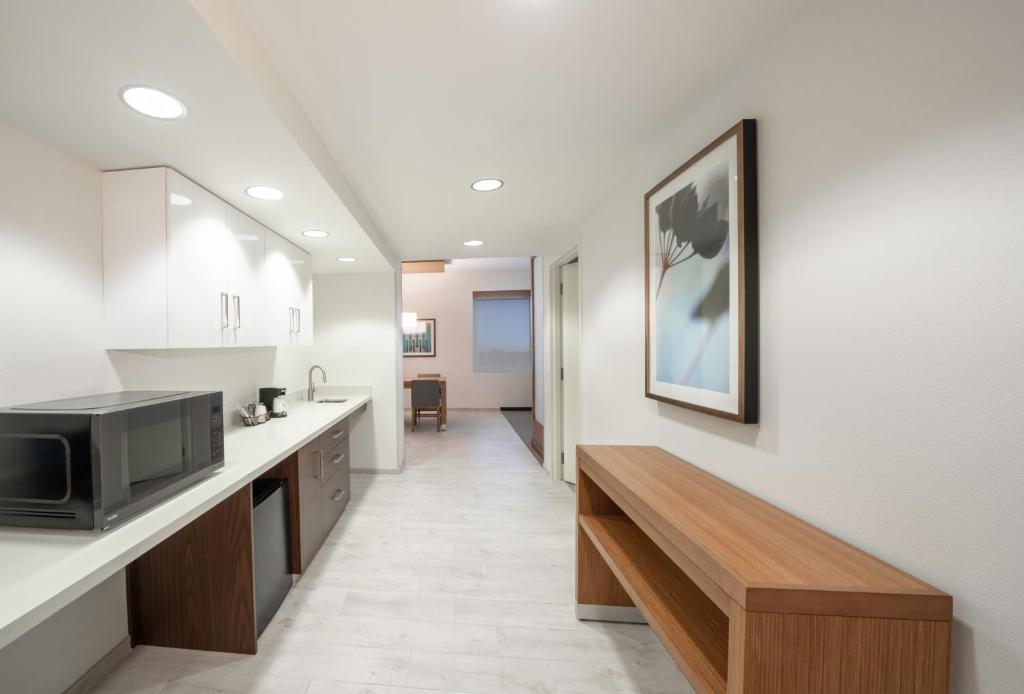 德斯坦Hyatt Place Sandestin at Grand Blvd的配有水槽和微波炉的厨房