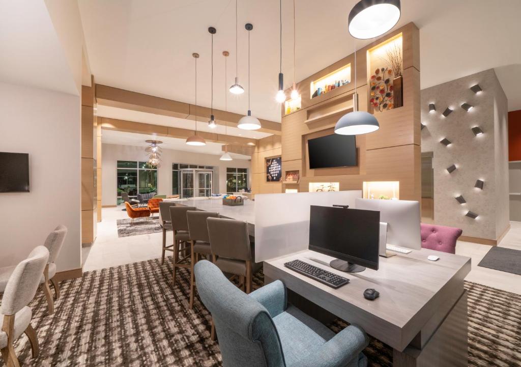 Hyatt Place Sandestin at Grand Blvd的电视和&#47;或娱乐中心