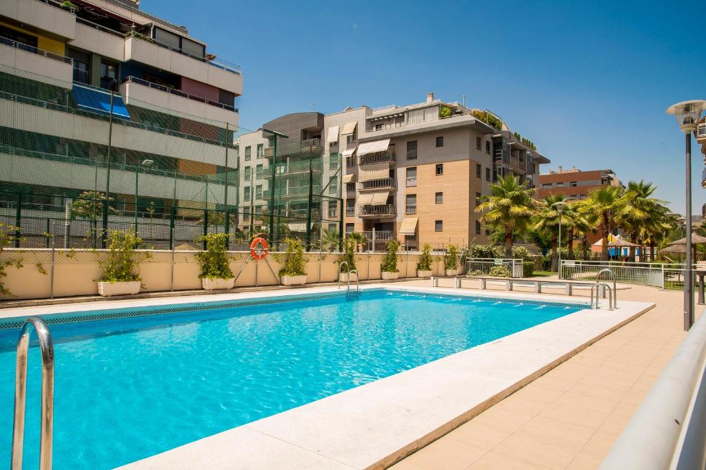 格拉纳达EnjoyGranada LUJO Piscina y Parking的一座位于城市的游泳池