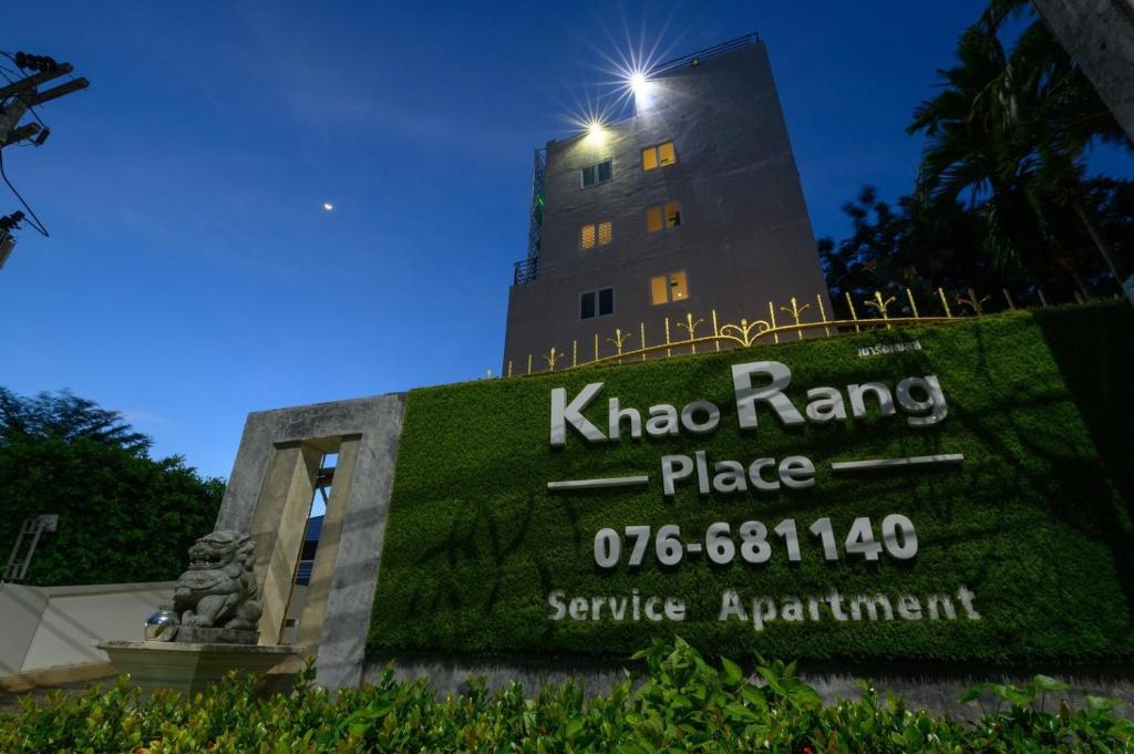 普吉镇考廊地公寓式酒店的建筑物前方的kota ranga场地标志