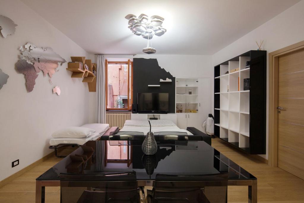 蒙特罗索阿尔马雷Appartamento Principe的客厅配有桌子和沙发