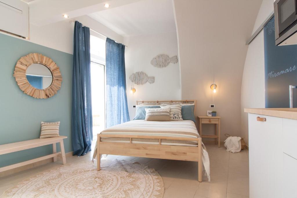 里奥马哲雷Miramare love nest 5terreparco的一间卧室设有一张床和一个大窗户