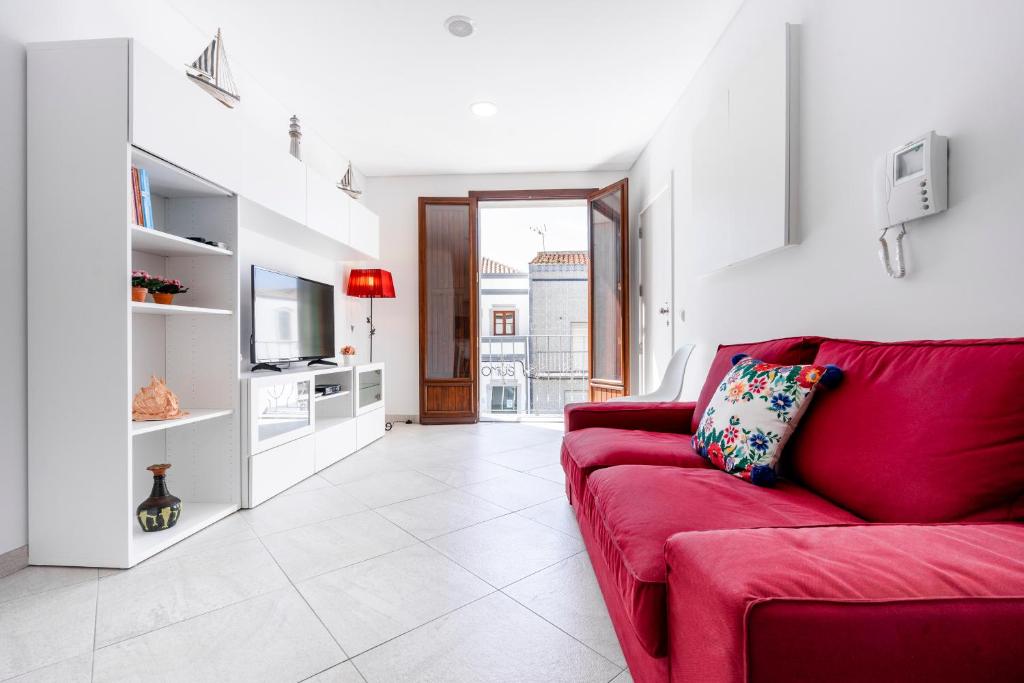 塔维拉Apartamento 1º de Maio的客厅配有红色沙发和电视