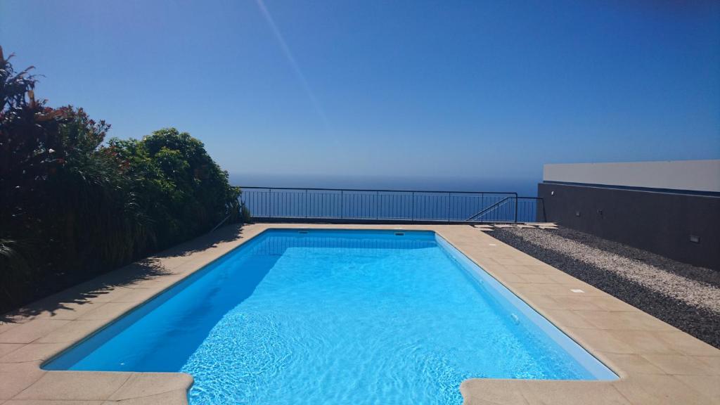 阿科达卡列塔Loreto Luxury的房屋一侧的游泳池