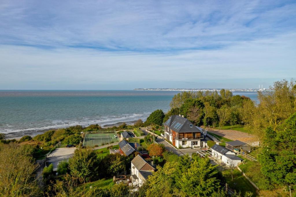 维莱尔维尔Domaine du Grand Bec的海洋旁房子的空中景观