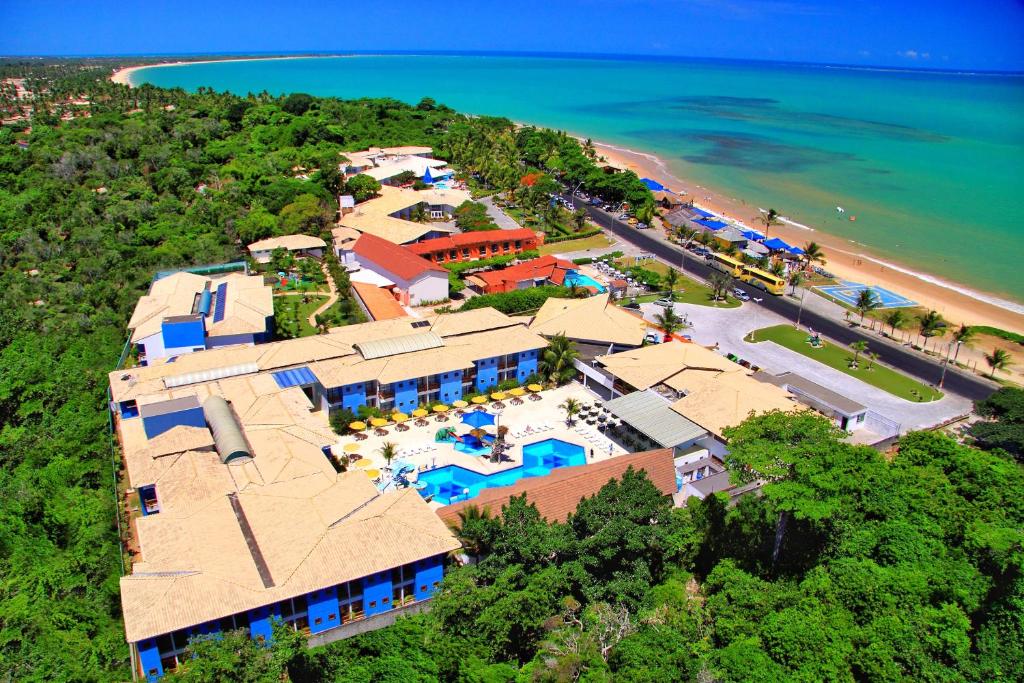 塞古罗港Hotel Brisa da Praia的海滩上的度假村的空中景致