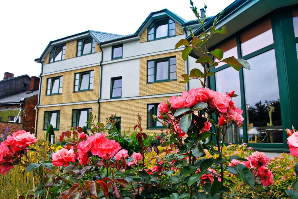 利耶帕亚Hotel Linda - Helvita的前面有一束鲜花的房子