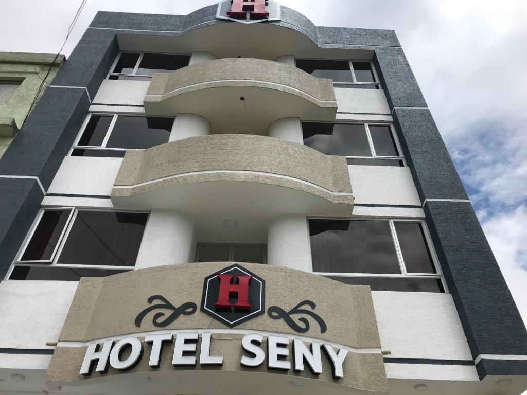 安巴托Hotel Seny的大楼一侧的酒店哨点标志