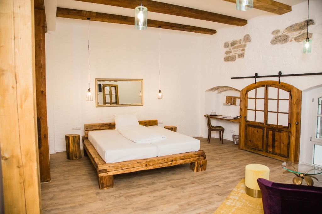 雷根斯堡Green Spirit Hotel的一间卧室配有一张床、镜子和一张桌子