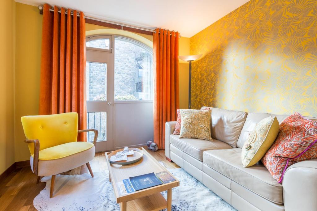 爱丁堡皇后区美景公寓的客厅配有沙发和椅子