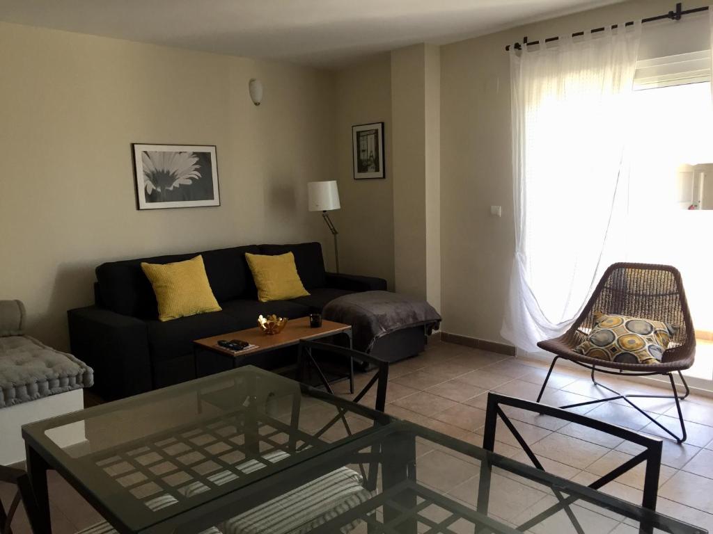 阿尔么丽亚Cabo de Gata Oasis Retamar II的客厅配有沙发和桌子