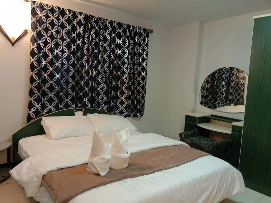 罗勇Blue Villa @Pinery Park Beach Rayong 2bdr Villa的一间卧室配有带白色床单和枕头的床。