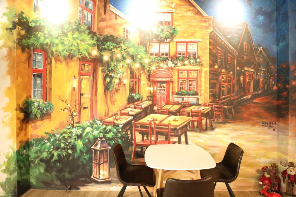 台东蘑燈民宿 Mushroom Light Homestay的餐厅壁画,配有桌椅
