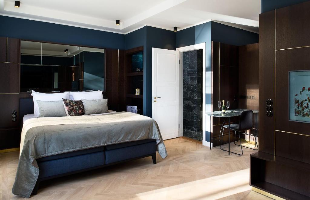 阿姆斯特丹Spinoza Suites的一间拥有蓝色墙壁的卧室,配有一张床和一张桌子