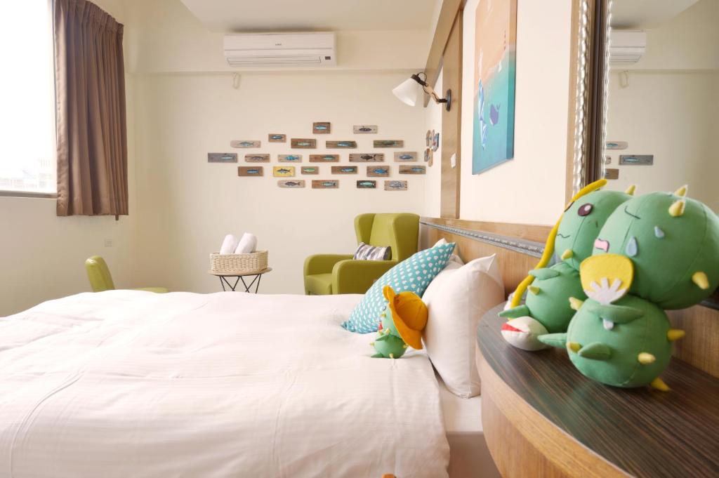 马公沿菊文旅的一间医院,里面摆放着一张床,上面装有恐龙