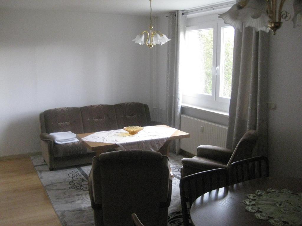 OschatzFerienwohnung mit Aegidienblick的客厅配有沙发和桌椅