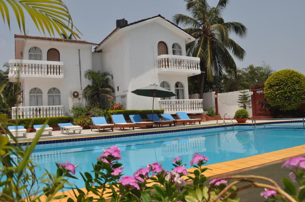 巴加科洛尼亚圣玛丽亚酒店的享有度假屋和游泳池的景致。