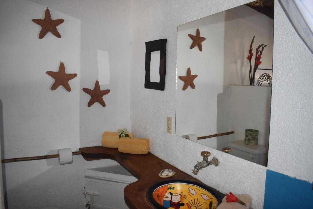 兹波利特Posada Mexico的设有带水槽和卫生间的浴室,墙上挂着星星。