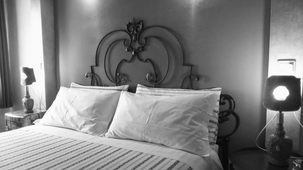 伊莫拉Corte di Maggio B&B的一张带枕头的黑白床