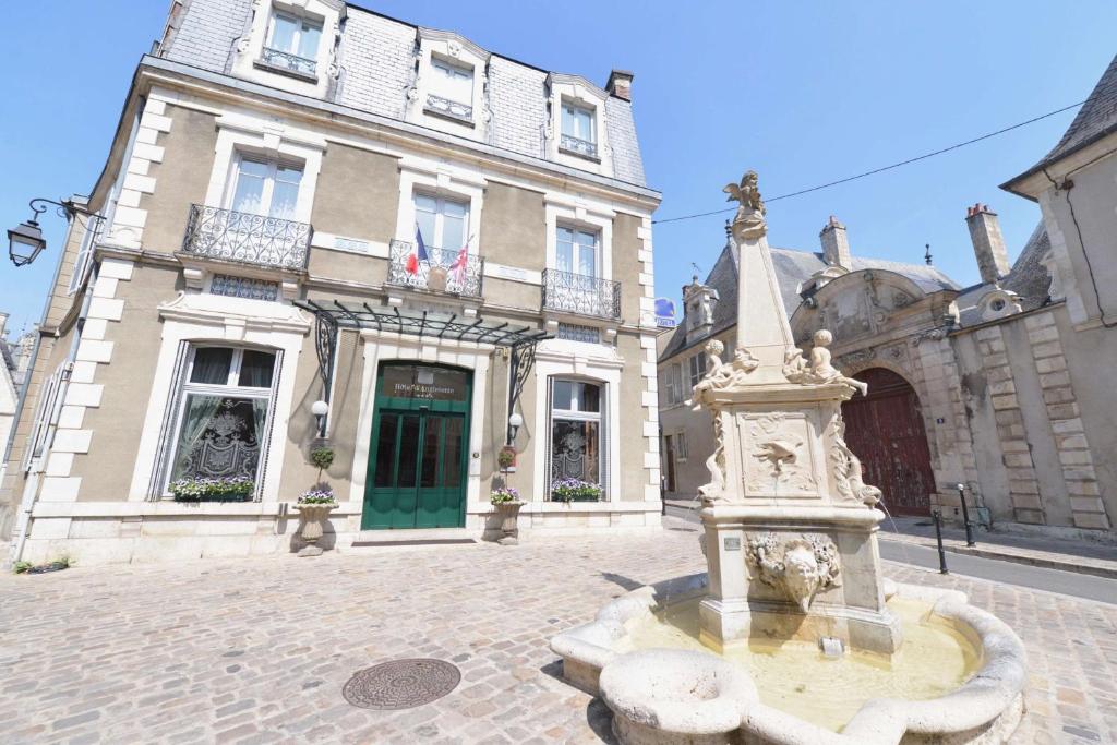 布尔日Best Western Plus Hôtel D'Angleterre的建筑物前方有喷泉的建筑物