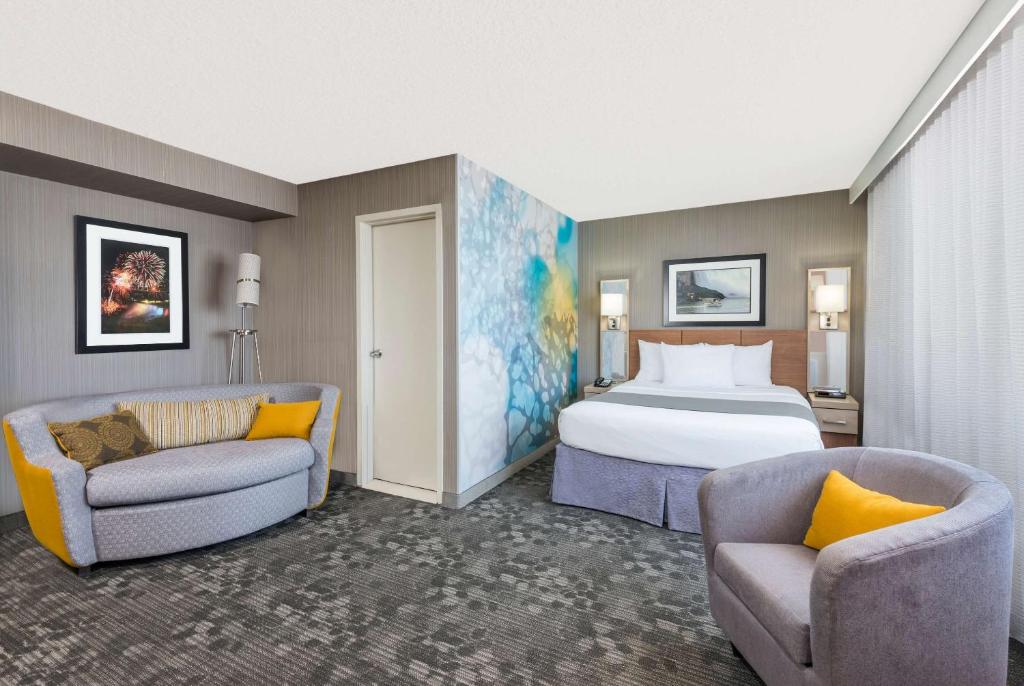 尼亚加拉瀑布尼亚加拉大瀑布温德姆花园酒店的酒店客房,配有一张床和两把椅子