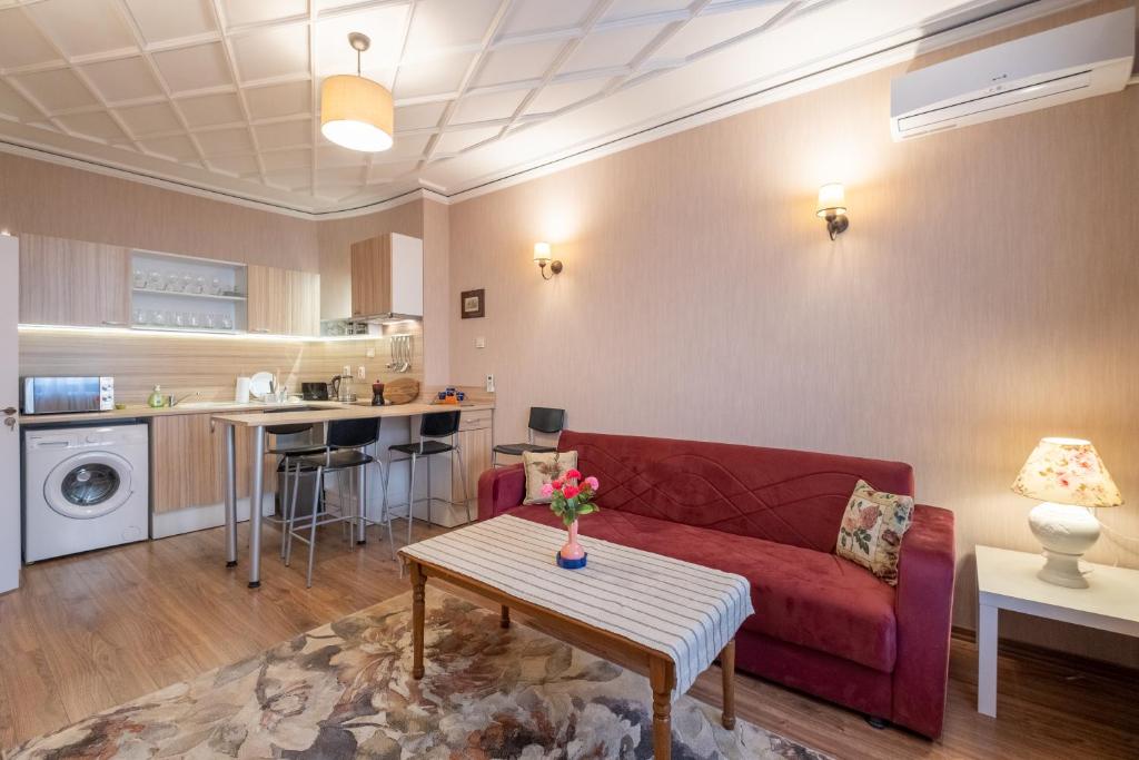 索非亚Feel Sofia - one bedroom apartment next to Russian Square的客厅配有红色的沙发和桌子