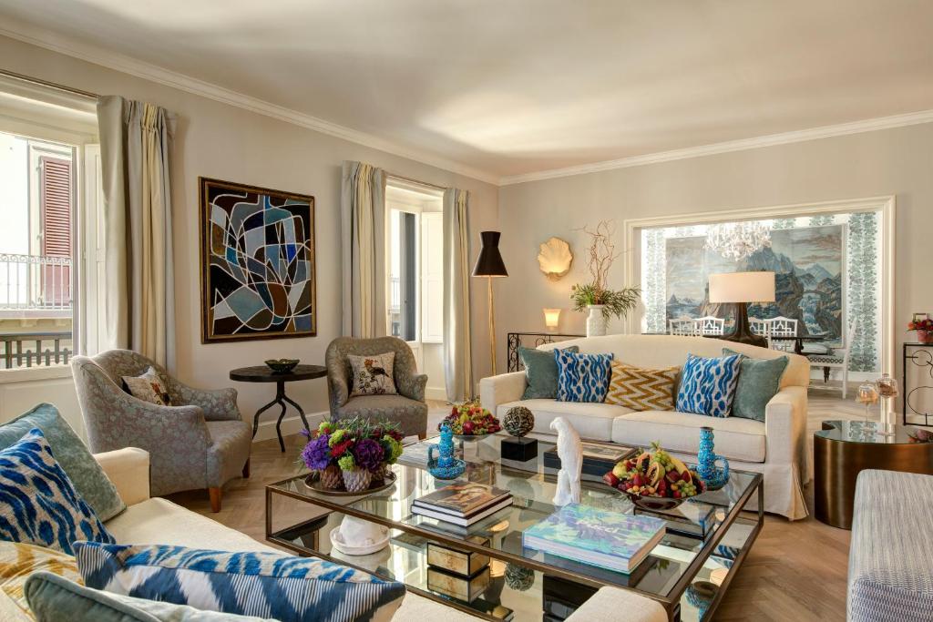 佛罗伦萨萨沃伊罗科·福尔蒂酒店的客厅配有沙发和桌子
