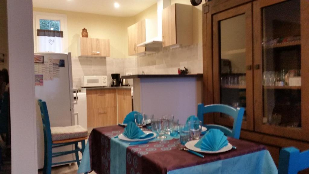 迪耶普LES BAIGNEUSES的厨房配有一张带蓝桌布的桌子