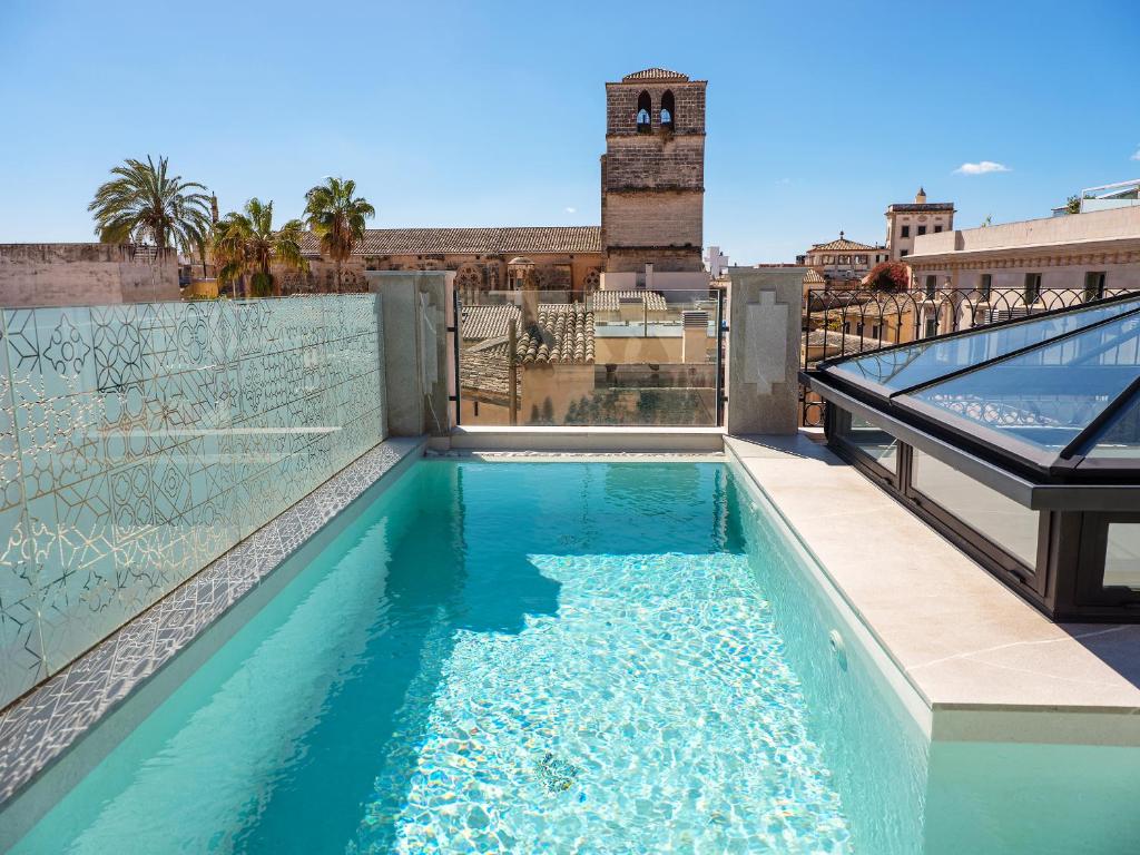 马略卡岛帕尔马格罗利亚德桑特约姆酒店的建筑物屋顶上的游泳池