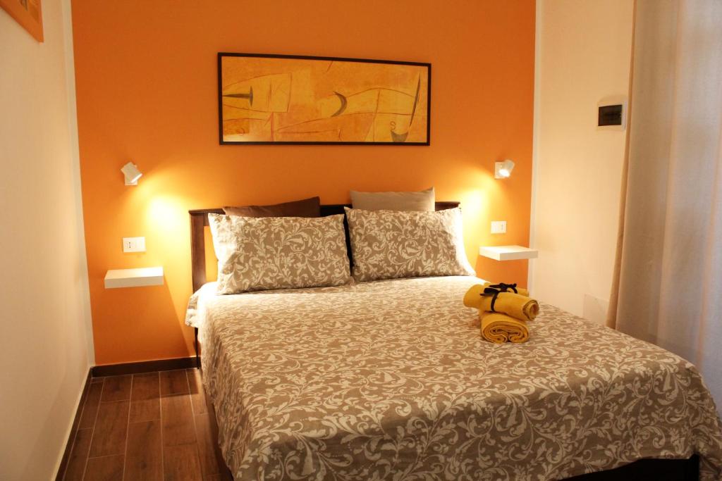 蒙德罗Il Giardino di Laura Private Rooms Mondello的一间卧室,床上有泰迪熊